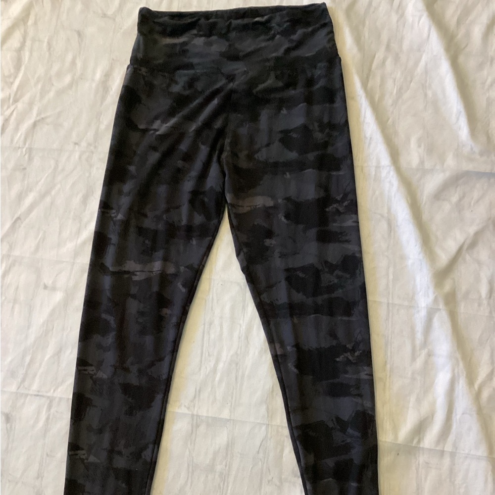 Black Camouflage Leggings ( Size: L/XL)
